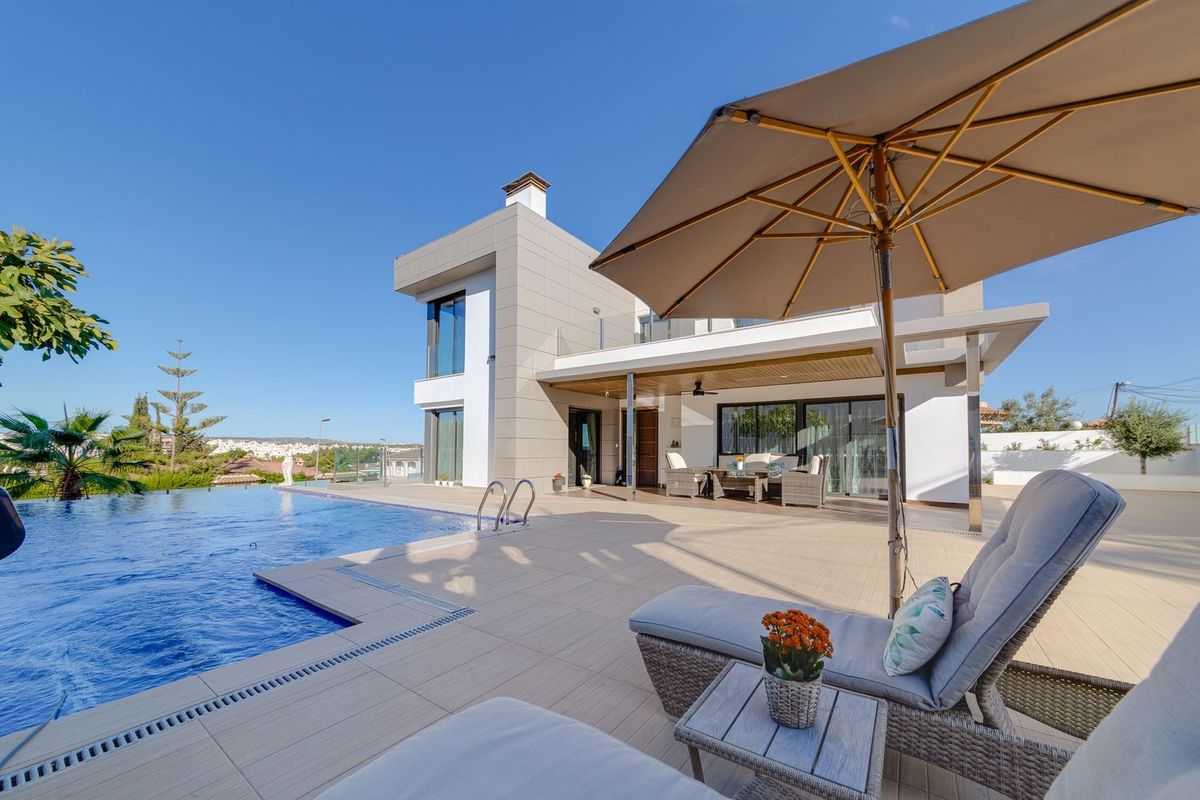 РОСКОШНАЯ ОТДЕЛЬНАЯ ВИЛЛА ПРОДАЕТСЯ – LOS BALCONES – LOS ALTOS DEL EDÉN